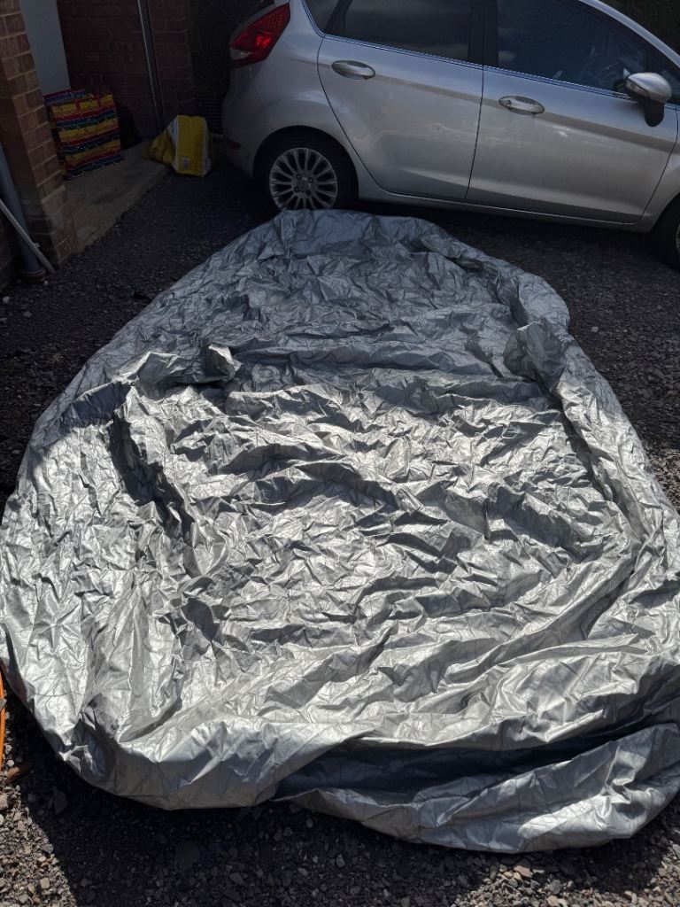 Car cover / suitable for multiple uses 