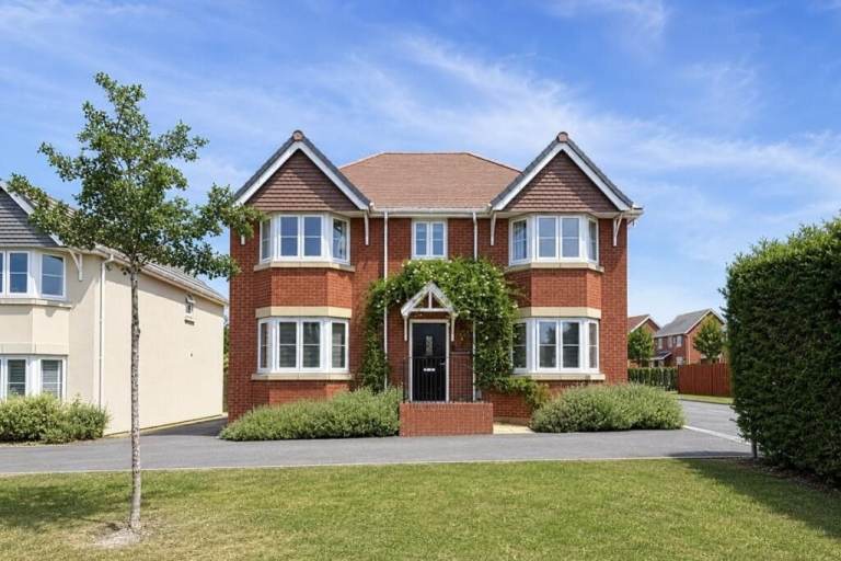Exceptional 5 Bed Detached House, great location. Freehold