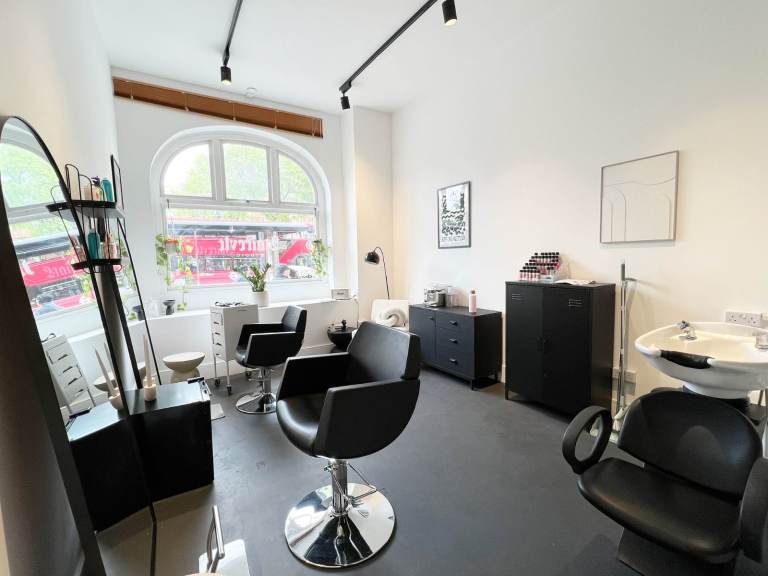 Beauty Room | Salon | Creative Space | Office | Commercial Unit to Rent In Hackney Central E8