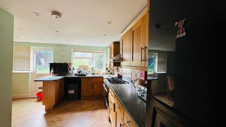 MASSIVE SIZE DOUBLE ROOMS WITH LIVING ROOM &GARDEN