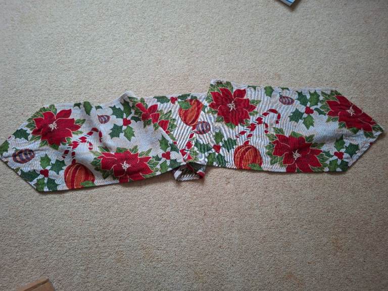 Christmas Table Runner - Festive Poinsettia Design