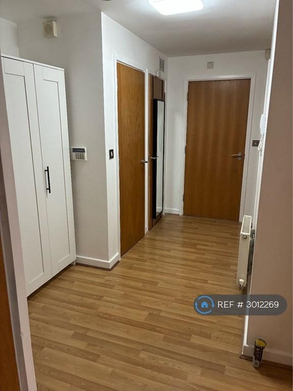 2 bedroom flat in Queen Mary Avenue, London, E18 (2 bed) (#3012269)