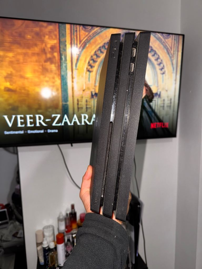 PlayStation 4 Pro 1TB - One Controller Excellent