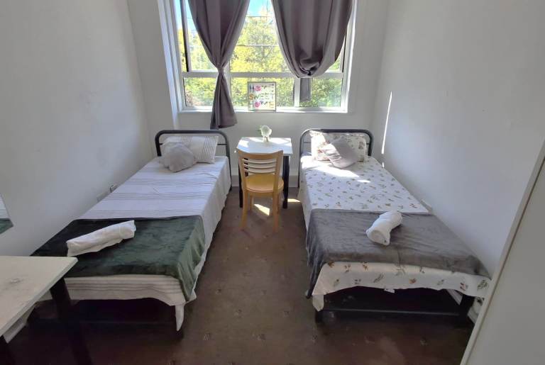 Large Double bedroom to let in a HMO licensed flat right at the center of Bournemouth