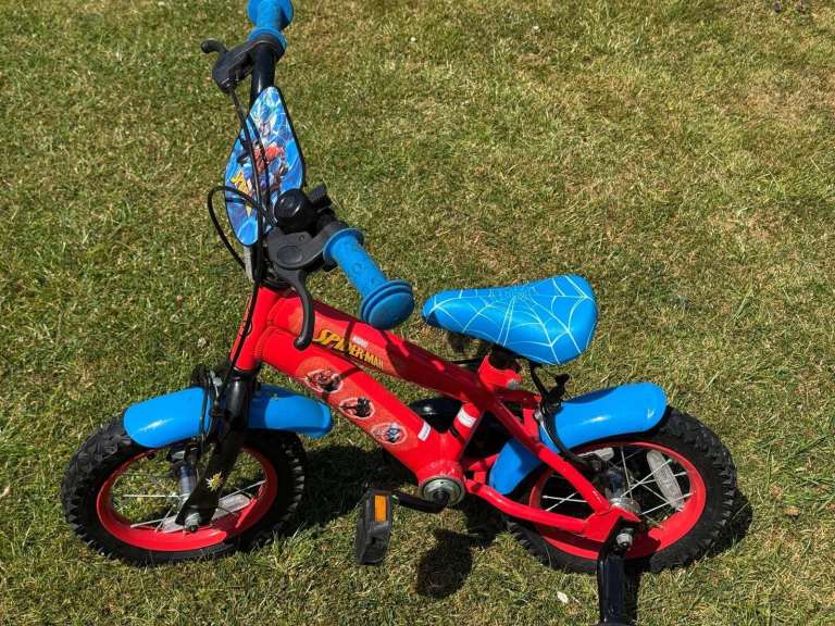 KIDS SPIDERMAN BIKE WITH STABILISERS ONLY USED AT GRANDMA'S HOUSE £55.00 ONO,  FROM 3 YEARS. 