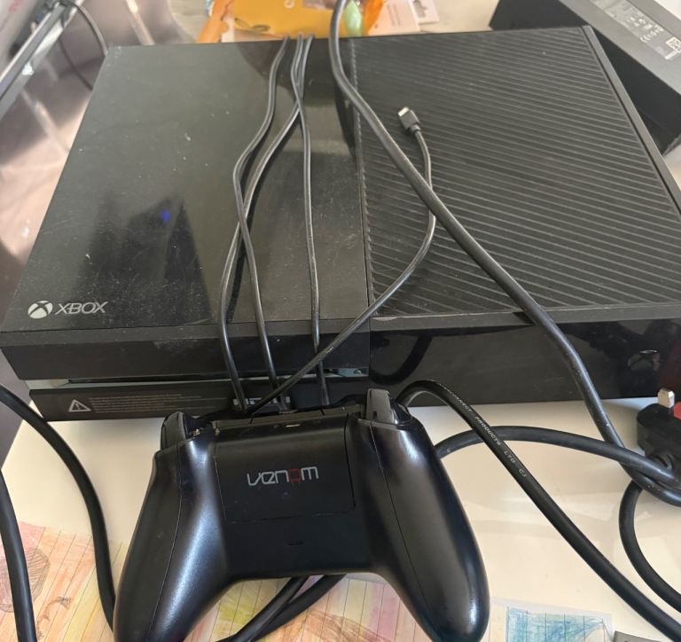 Xbox One 500gb Console with Controller – Good Condition