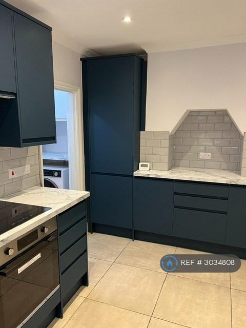 1 bedroom flat in Pevensey Road, London, SW17 (1 bed) (#3034808)
