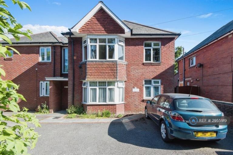 2 bedroom flat in Station Road, Southampton, SO19 (2 bed) (#2955919)