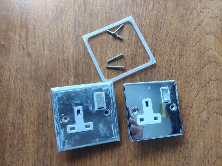 2x Chrome Single Socket with Switch – Good Condition