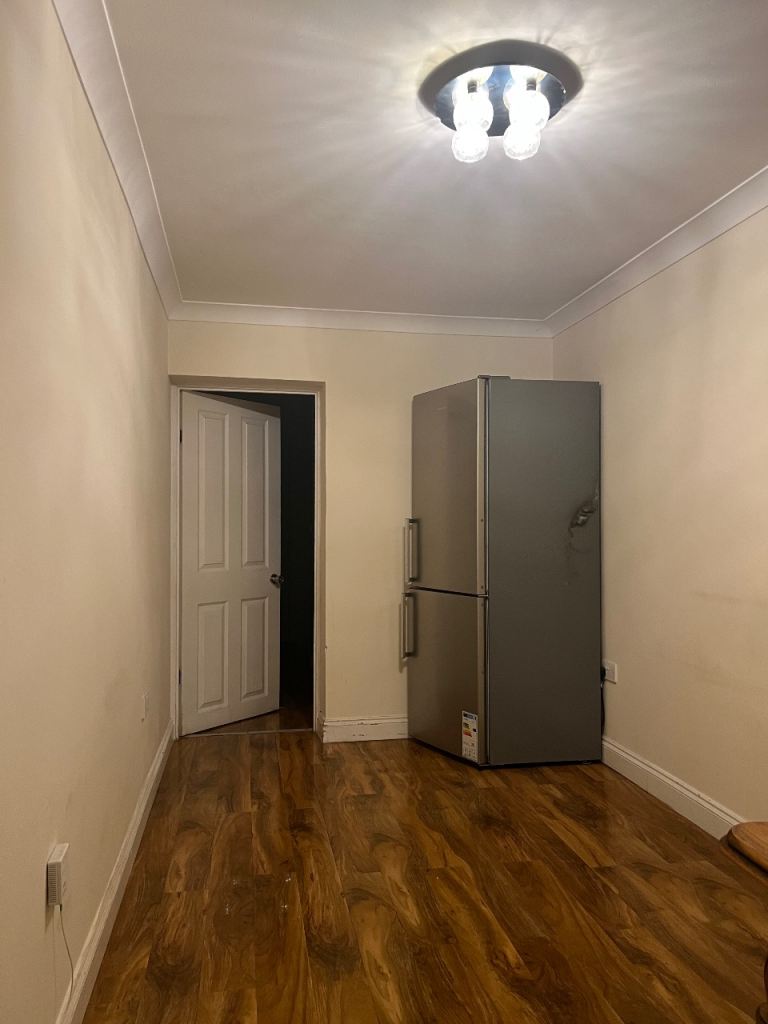Large Self-Contained Studio Room with Private Entrance – Bills Included – Croydon