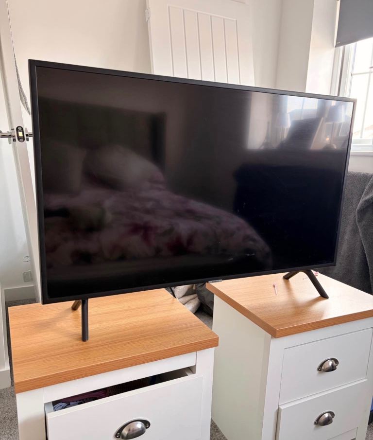 Samsung 42” Smart Ultra Hd Ultra Slimline Wifi Tv Remote & Stand New Condition