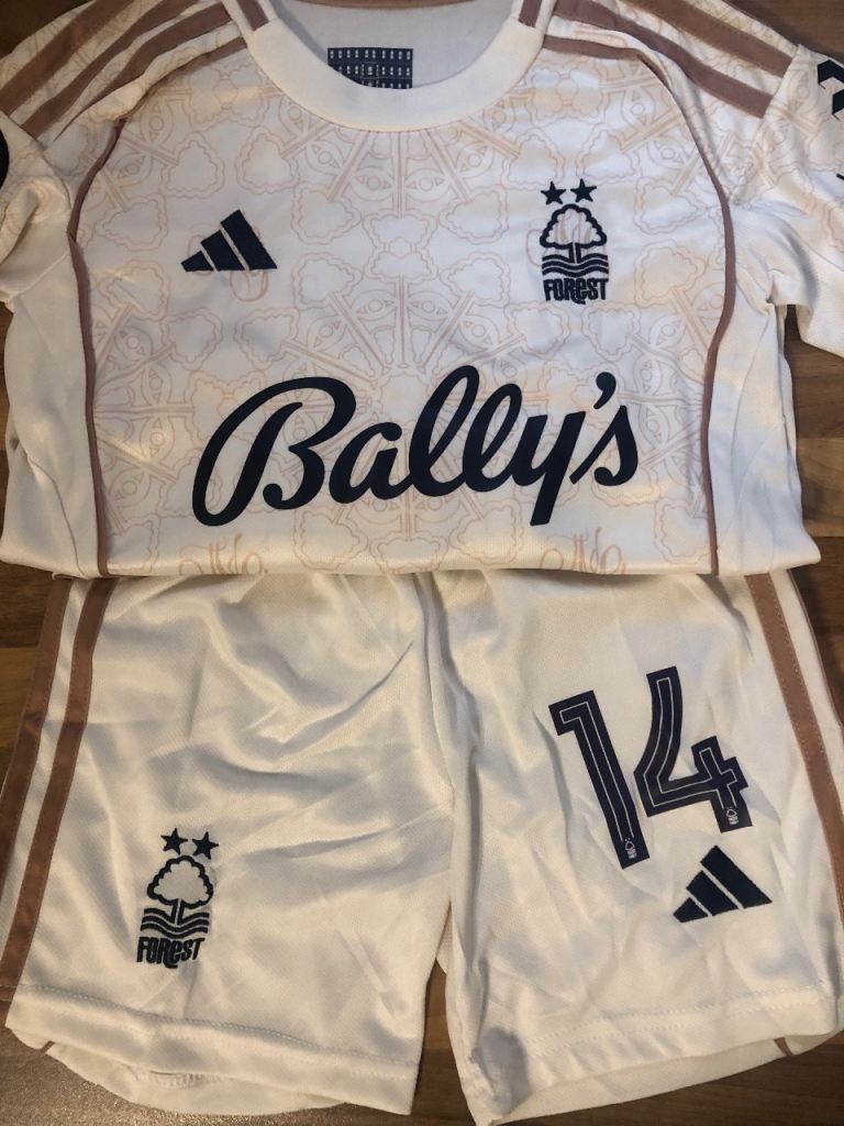 image for Nottingham forest away shirt and shorts ages 4/5 years brand new 