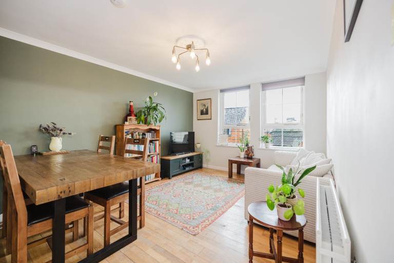 Desirable, 2 bedroom, 3rd floor flat with lift access near the Shore – available soon