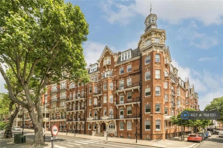 2 bedroom flat in Campden Hill Court, London, W8 (2 bed) (#768720)