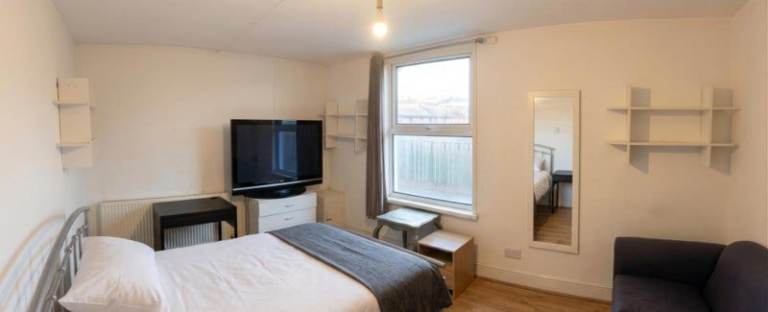 💥 Beautiful Single Room ☀️ with Natural Light & Bills Included 💥