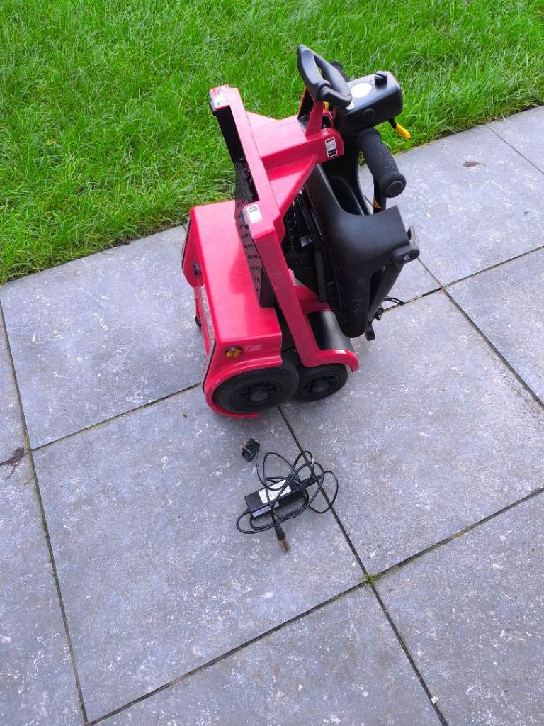 Folding mobility scooter can deliver 