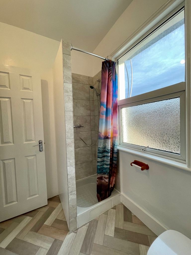 Single room, larger than usual, all bills included 