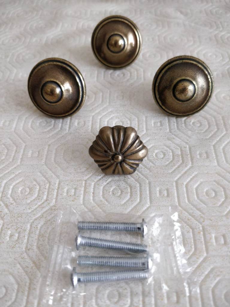 4 antique-style cabinet door knobs