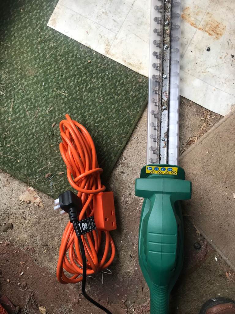 electric hedge trimmer 450 watts, 45 cm long once used no longer required