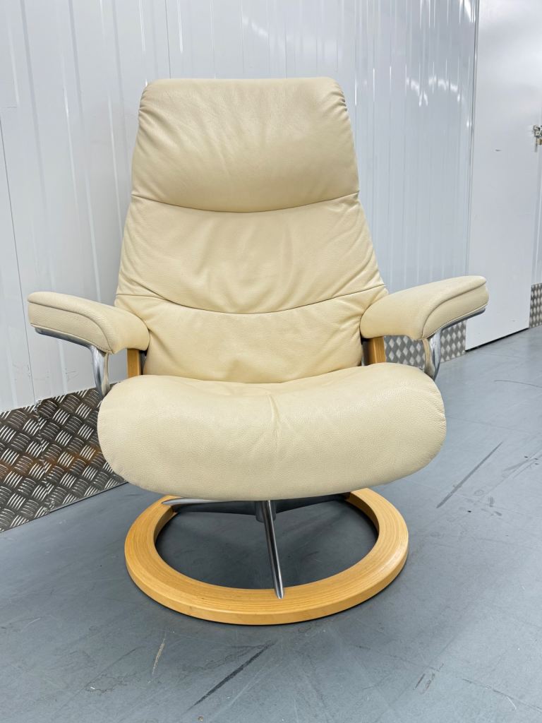 Ekornes Stressless ‘Aura’ cream leather signature base recliner chair - Medium
