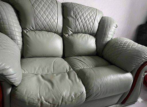 Beautiful 2-Seater Leather Sofa and Two Armchairs 