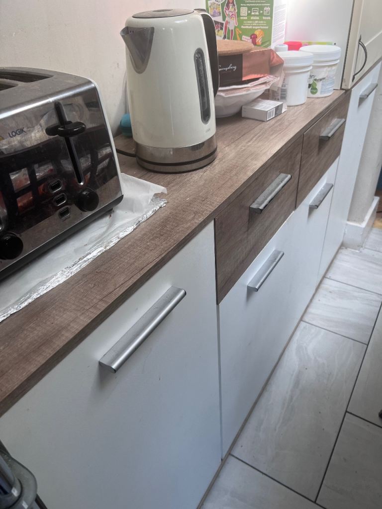 Kitchen Base Cabinets with Wood Effect Countertop – Good Condition