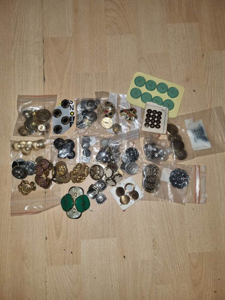 Job lot of various buttons 