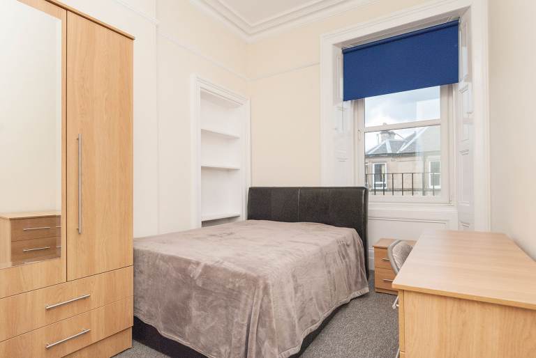 DOUBLE BEDROOM with en suite for flat share - top floor flat in Polwarth - available July