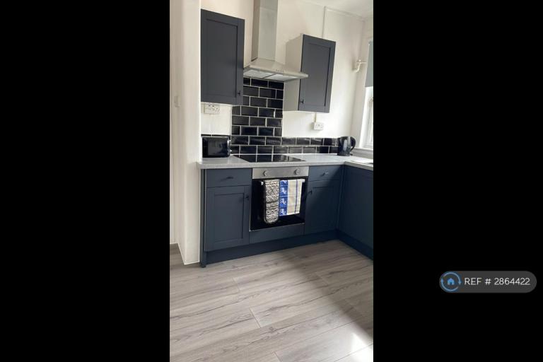 3 bedroom flat in Alexander Avenue, Grangemouth, FK3 (3 bed) (#2864422)