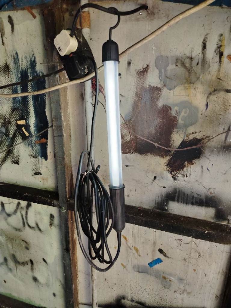 Portable Fluorescent Work Light with Hook – Good Condition