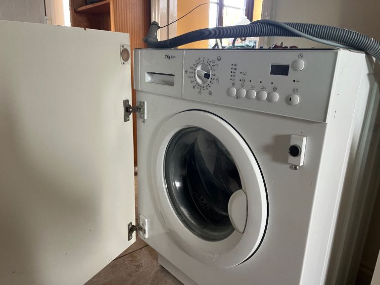 White 7kg Washing Machine - Good Working Order has fixings for built-in 