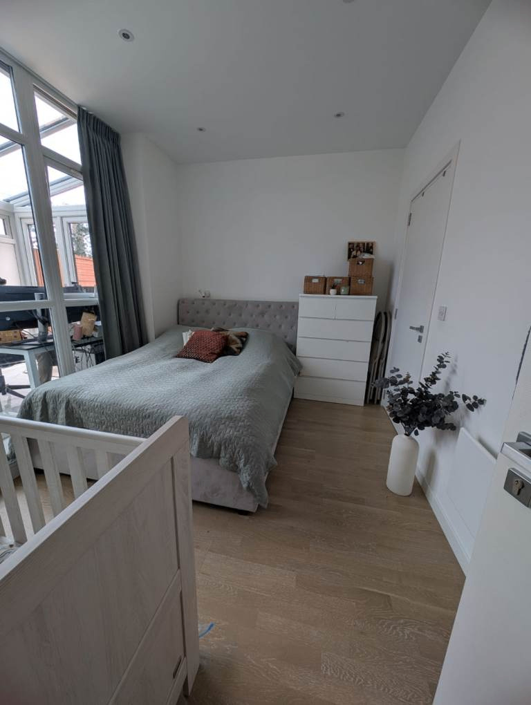 Spacious 2-Bed Flat for Rent- GU21 5FT