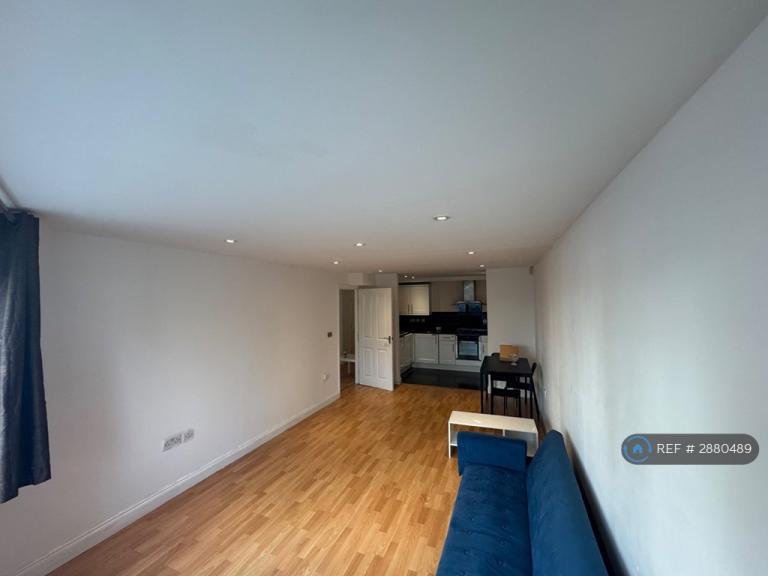 2 bedroom flat in Gateway Court, Sutton, SM1 (2 bed) (#2880489)