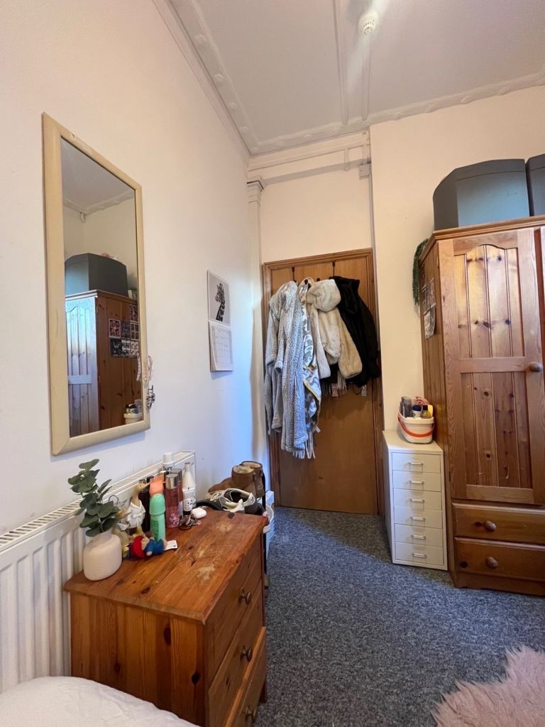 Looking for 2 STUDENT TENANTS 