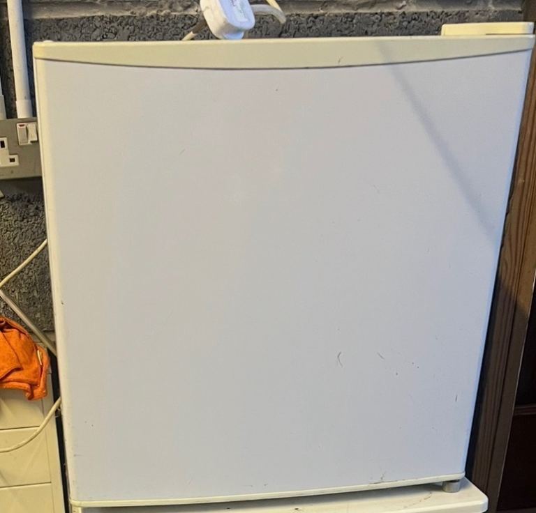 Small White Mini Fridge freezer – Good for Drinks