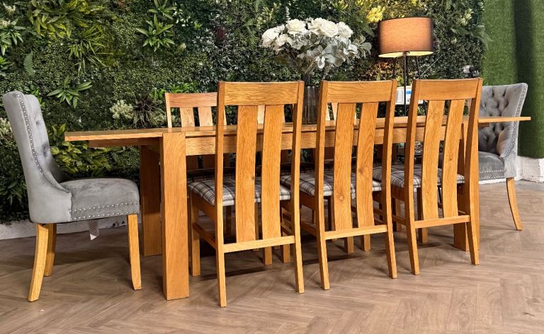 Large extending oak kitchen table & 8 chairs 