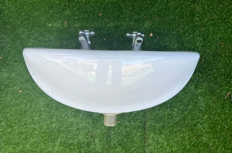 Bathroom Sink & Taps