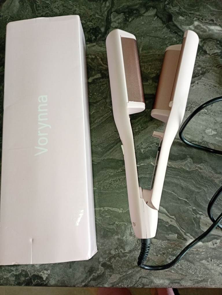 Vorynna Hair Straighteners – White, Good Condition