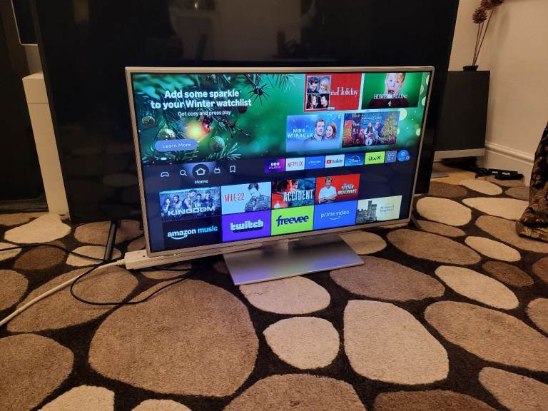 PANASONIC FHD LED SMART TV 32 INCH LIKE NEW