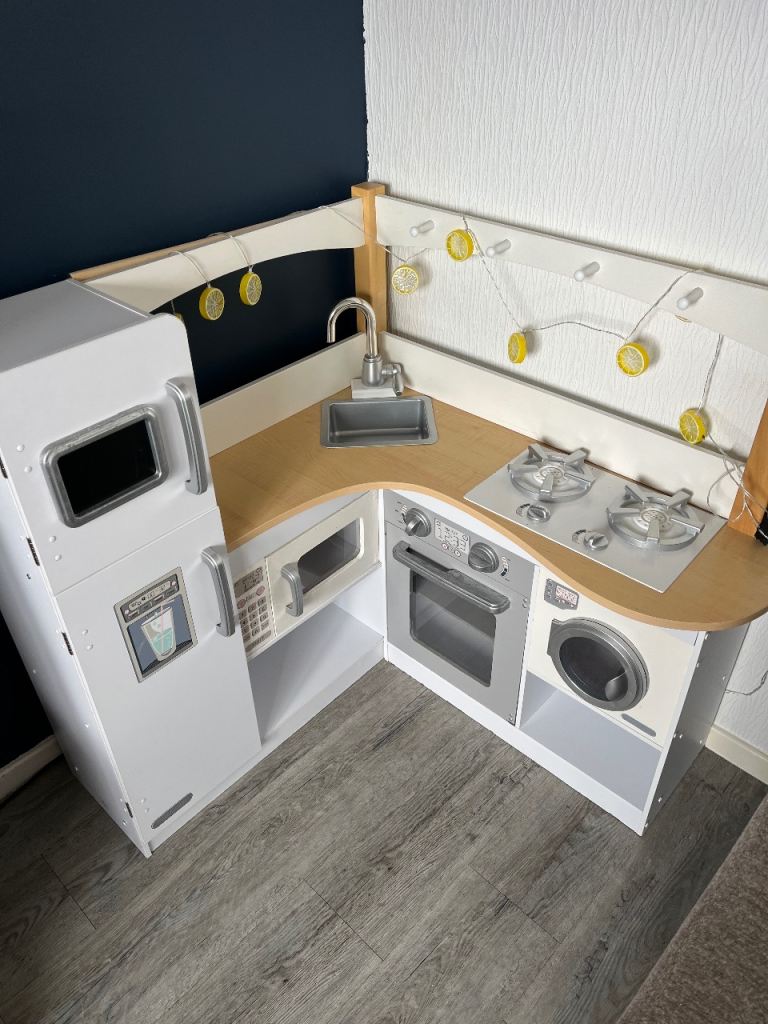 Corner play kitchen 