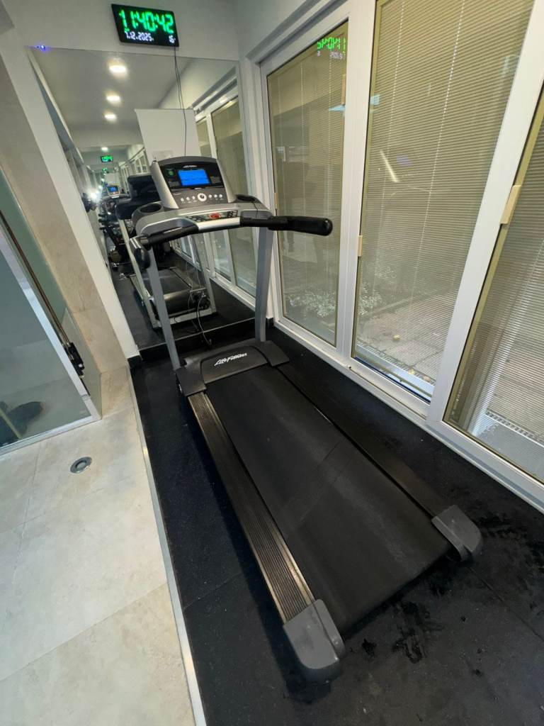 Life Fitness Treadmill – Go Console – Working Condition