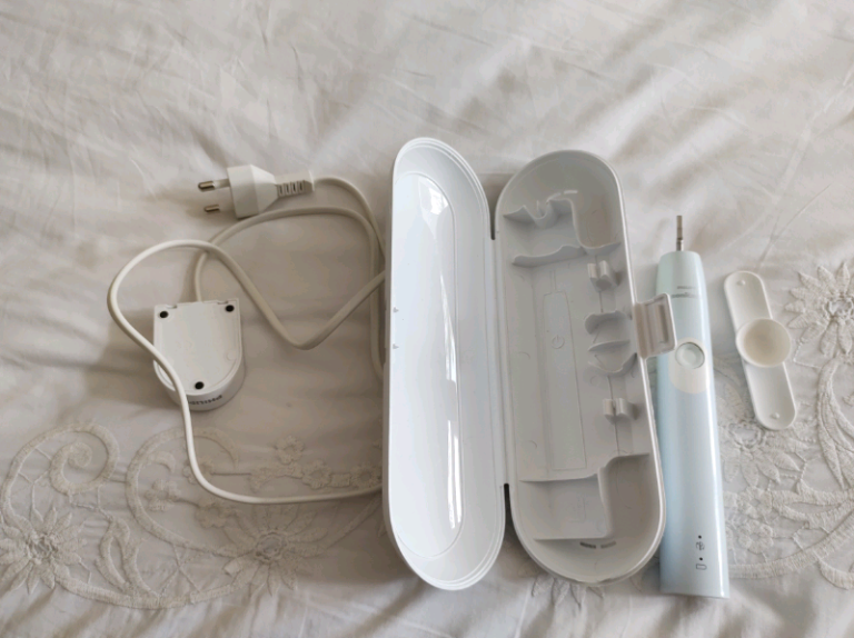 Phillips sonicare electric toothbrush working order with charger