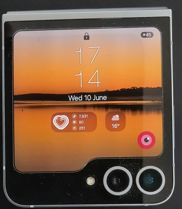 Samsung Galaxy Z Flip6 256GB and 12GB RAM Silver, Pristine