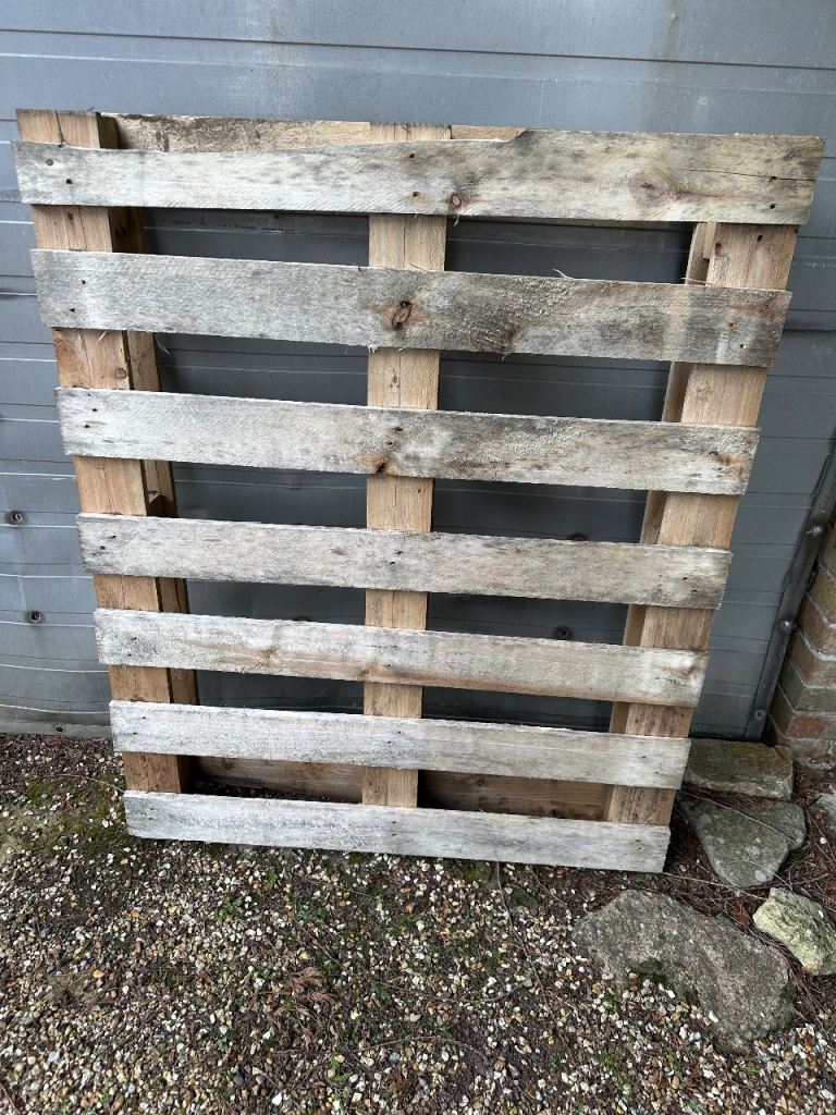 Free wooden pallet 