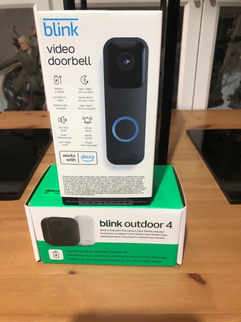 B/N Blink 4 outdoor camera with B/N video doorbell 