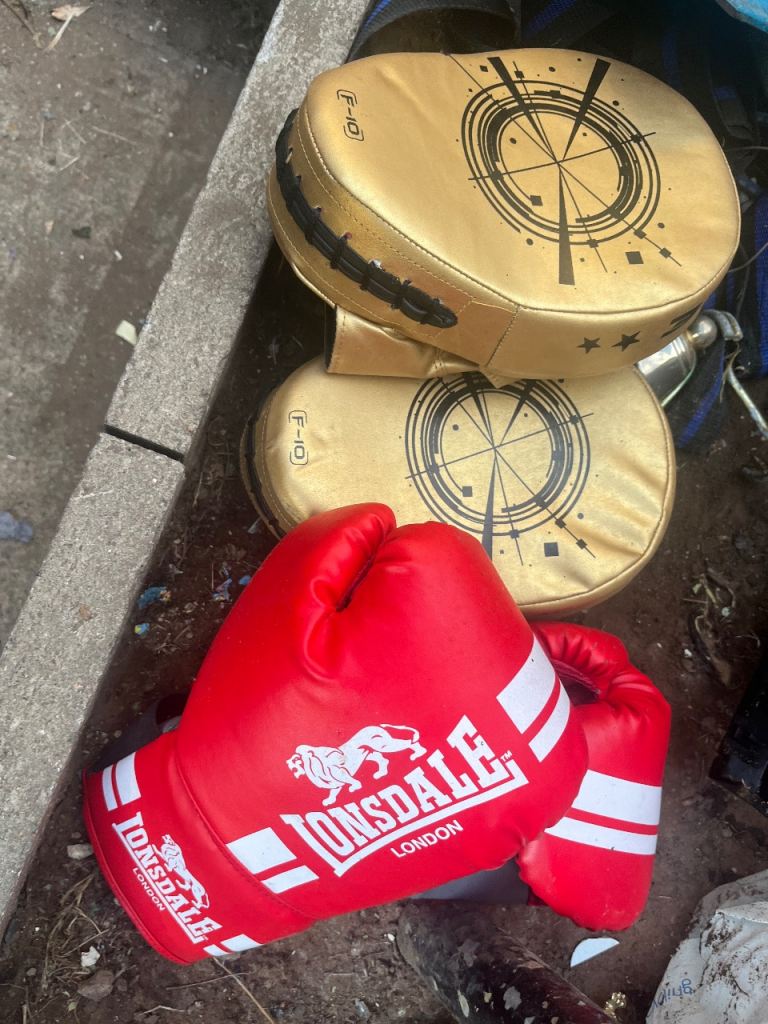 Lonsdale Boxing Gloves and Focus Pads  Set – Good Condition
