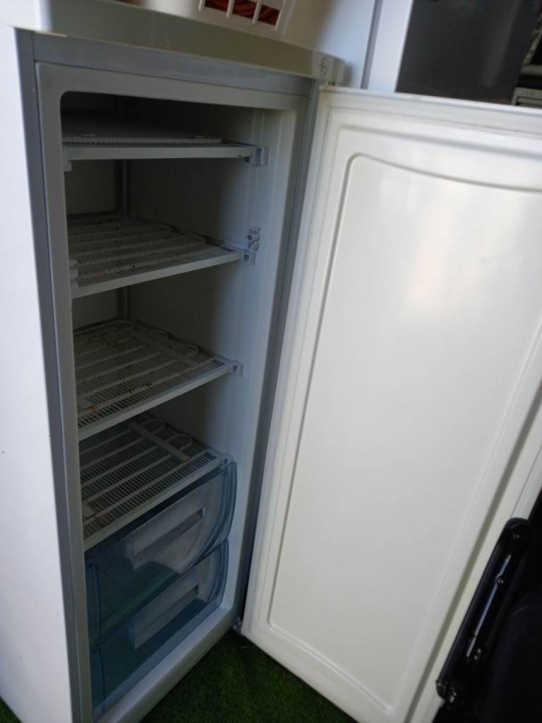 Matsui freezer 2 drawers plus 3 shelves