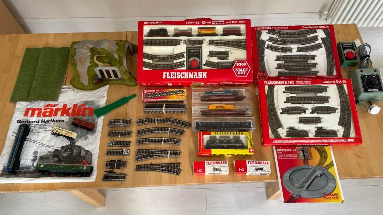 Fleischmann HO Profi-Track Model Railway Bundle – SBB Loco, Turntable, Track, Wagons