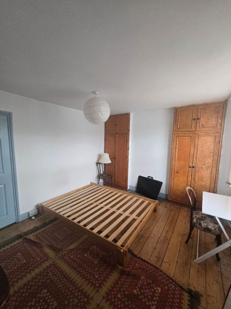 Large double room in central Brighton near Queens Park (Hanover).
