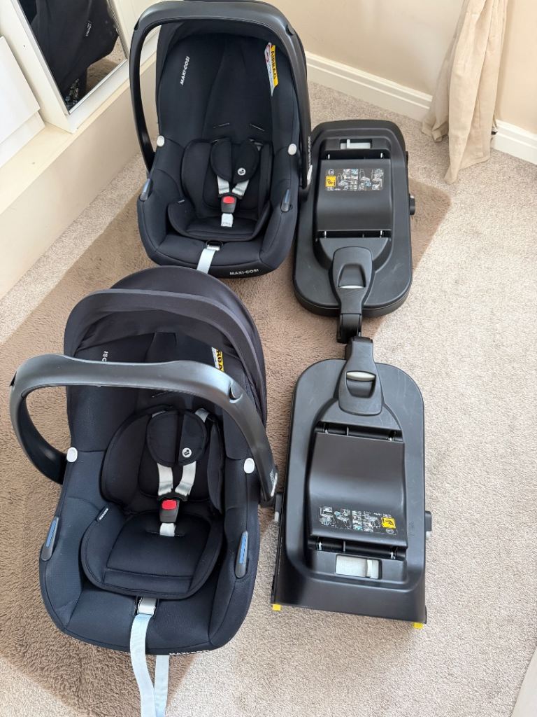 Maxi-Cosi Baby Car Seats and ISOFIX Bases – Pair, Good Condition